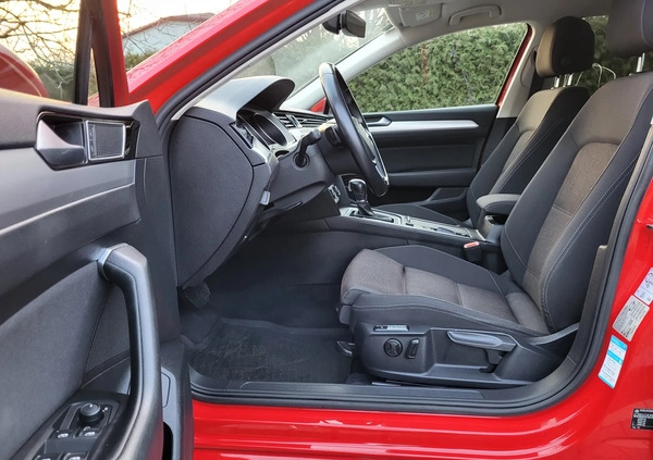 Volkswagen Passat cena 56600 przebieg: 151000, rok produkcji 2018 z Jordanów małe 326